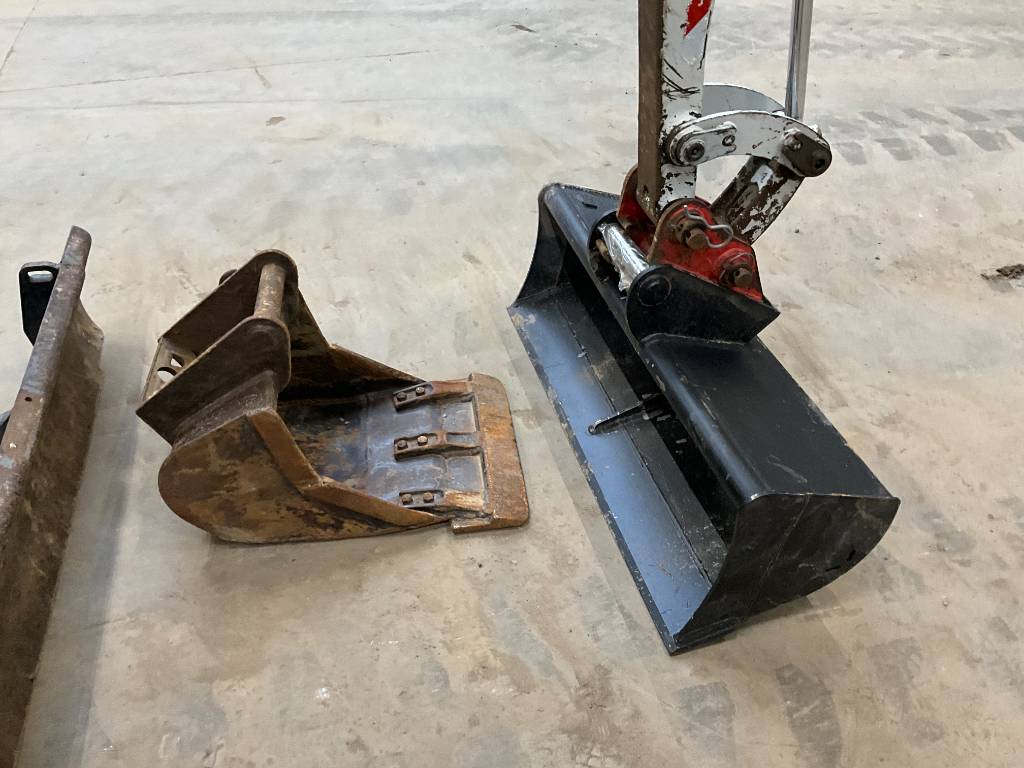 Mini pelle Takeuchi TB216 avec 3 godets – Image 3