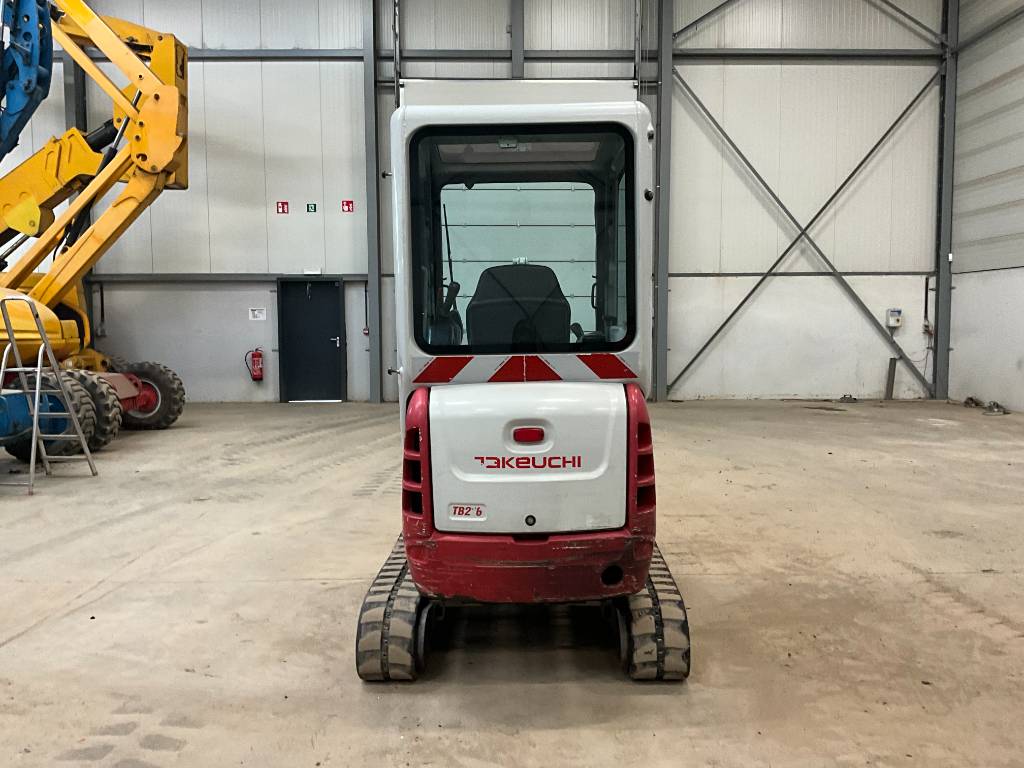 Mini pelle Takeuchi TB216 avec 3 godets – Image 9