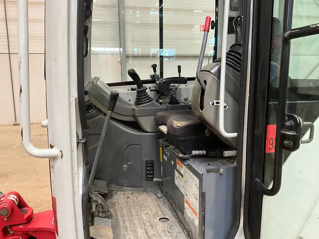 Mini pelle Takeuchi TB216 avec 3 godets – Image 11