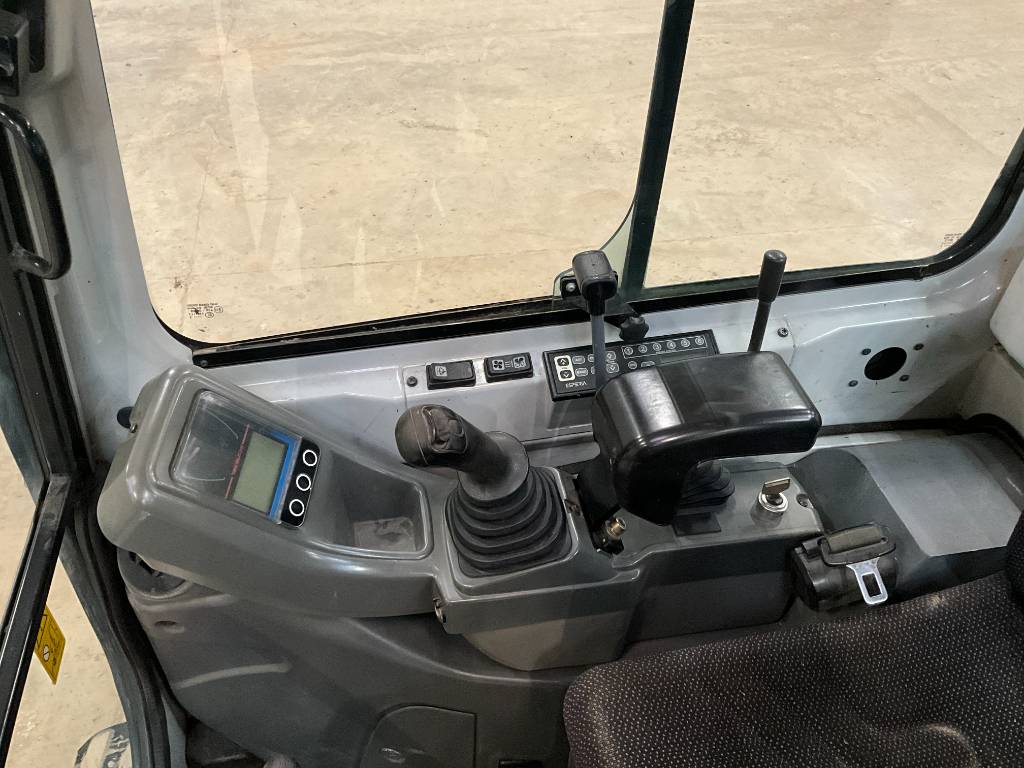 Mini pelle Takeuchi TB216 avec 3 godets – Image 12