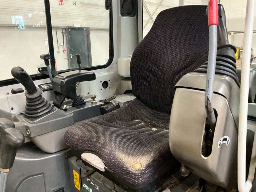 Mini pelle Takeuchi TB216 avec 3 godets – Image 14