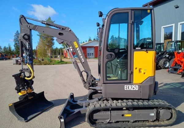 Mini pelle Volvo ECR 25D + engcon+ 3godets – Image 5