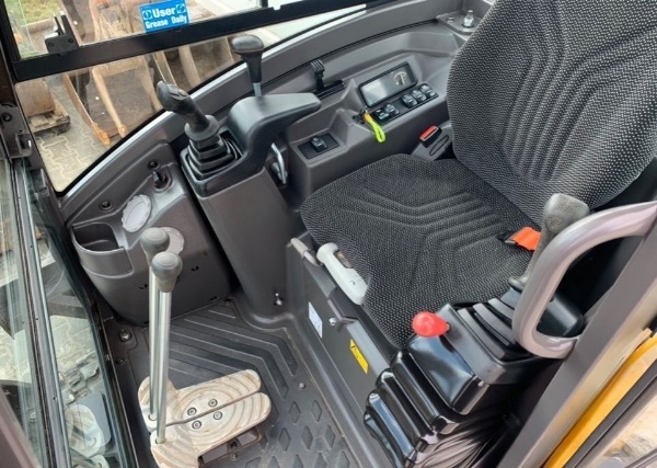 Mini-pelle Volvo ECR25D avec 3 godets et Remorque – Image 3