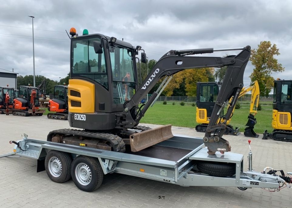 Mini-pelle Volvo ECR25D avec 3 godets et Remorque – Image 5