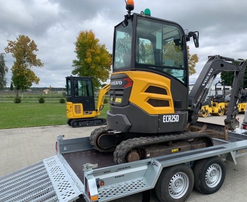 Mini-pelle Volvo ECR25D avec 3 godets et Remorque – Image 8