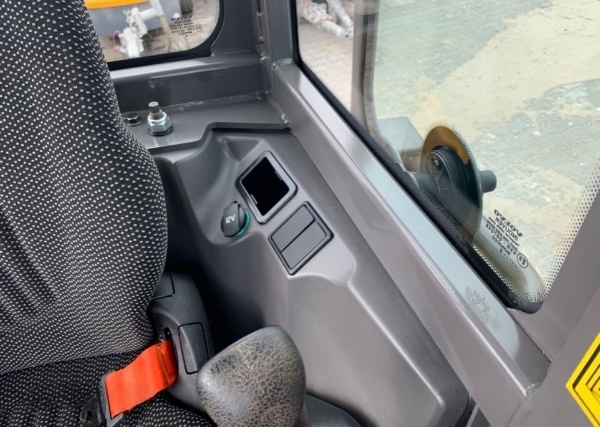 Mini-pelle Volvo ECR25D avec 3 godets et Remorque – Image 11