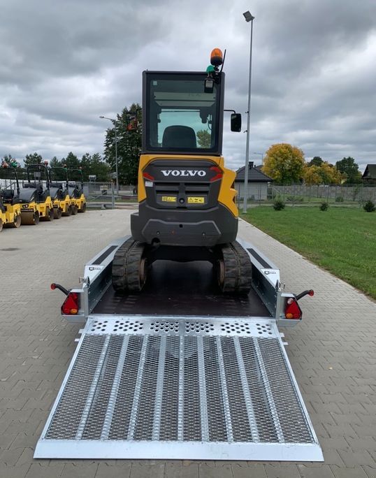 Mini-pelle Volvo ECR25D avec 3 godets et Remorque – Image 13