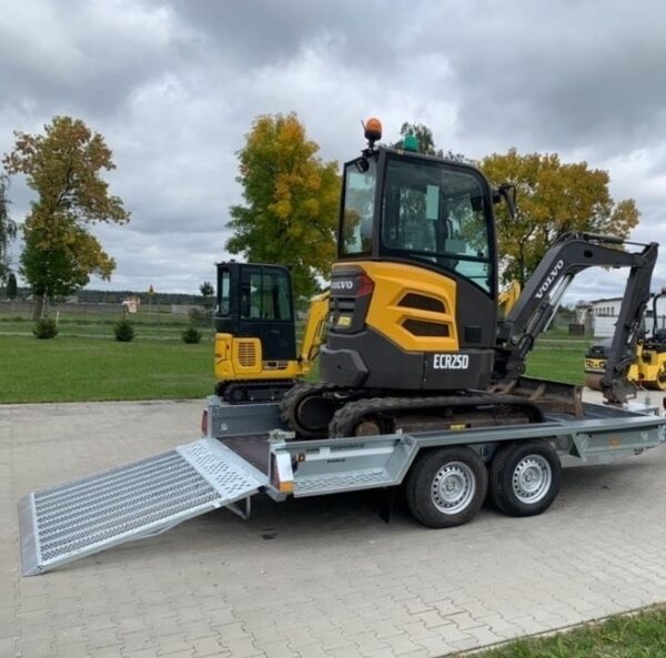 Mini-pelle Volvo ECR25D avec 3 godets et Remorque – Image 14