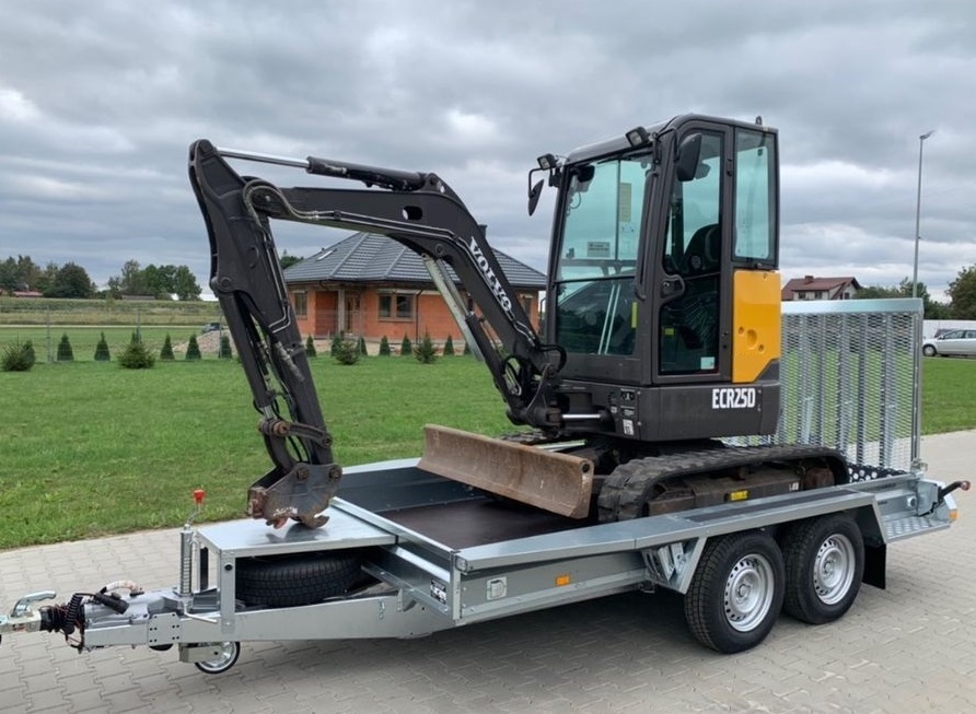 Mini-pelle Volvo ECR25D avec 3 godets et Remorque
