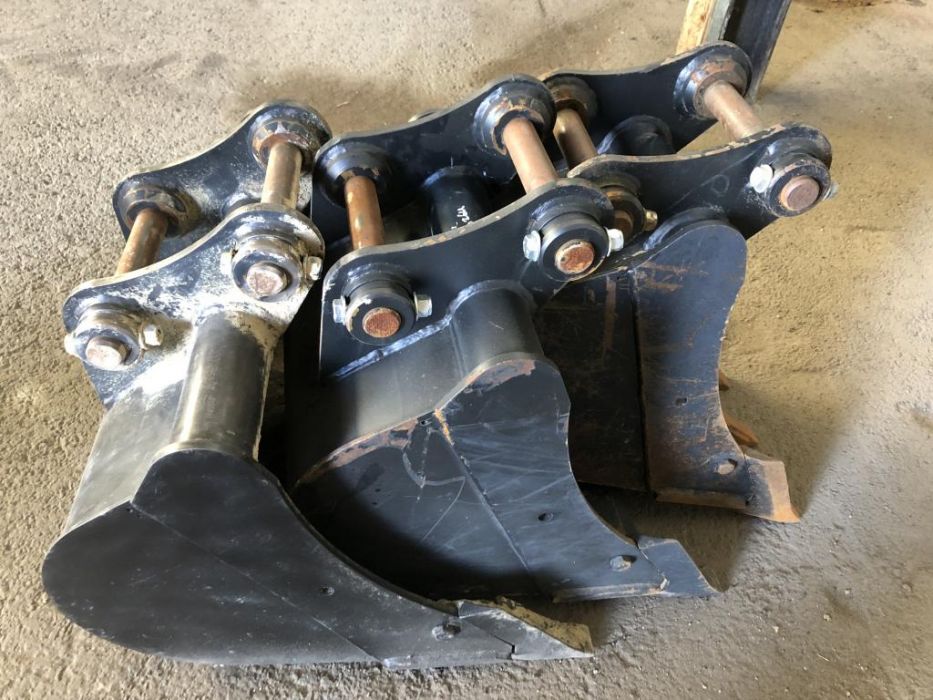 Mini-pelle Volvo ECR25D avec 3 godets et Remorque – Image 18