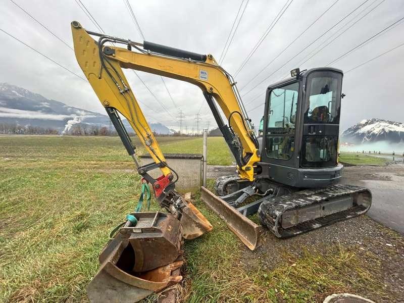 Mini pelle New holland E50B SR avec Accessoires