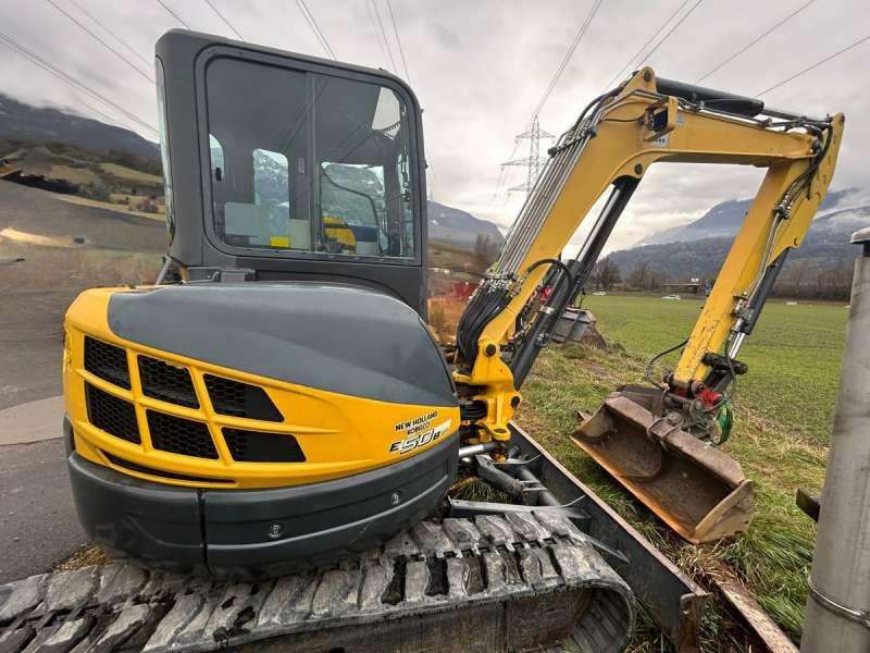 Mini pelle New holland E50B SR avec Accessoires – Image 2
