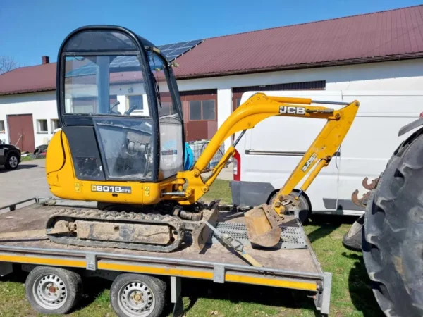 Mini pelle Jcb 8018 CTS avec 4 godets et remorque