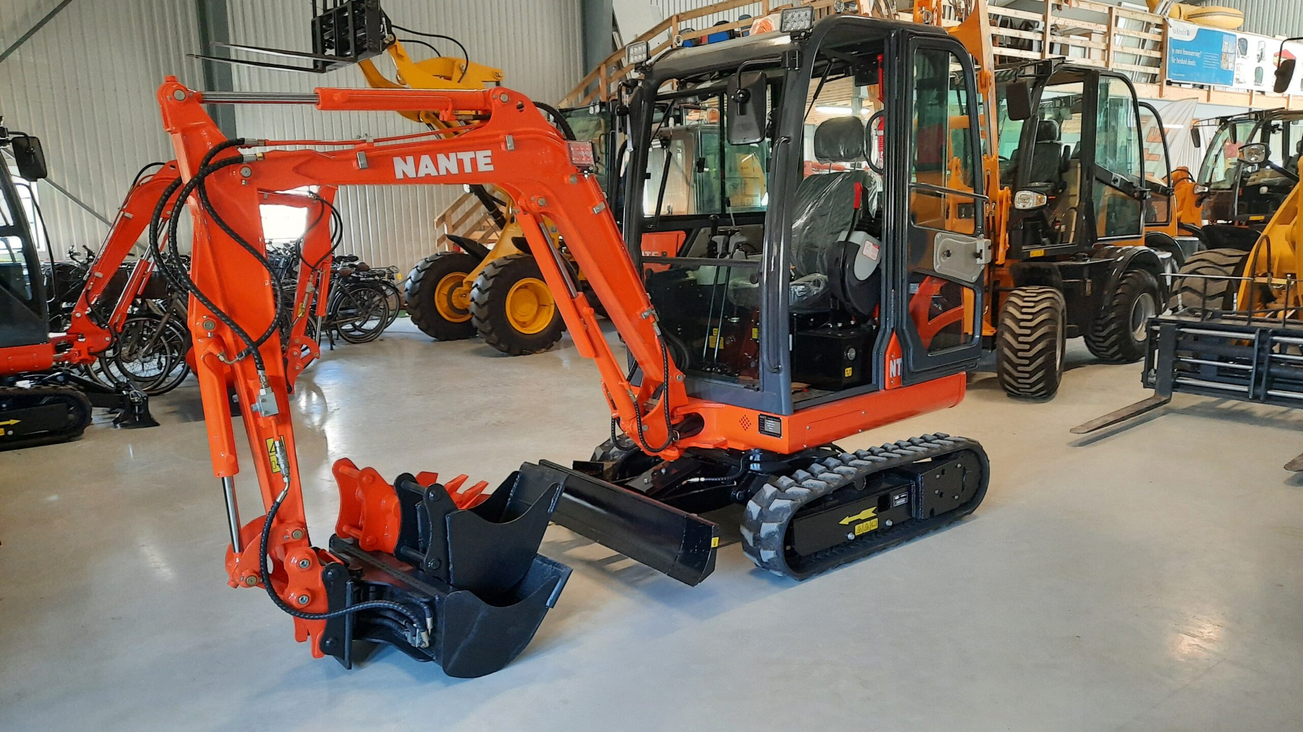 Mini pelle NANTE NT18D (2025) avec 3 godets et remorque – Image 3