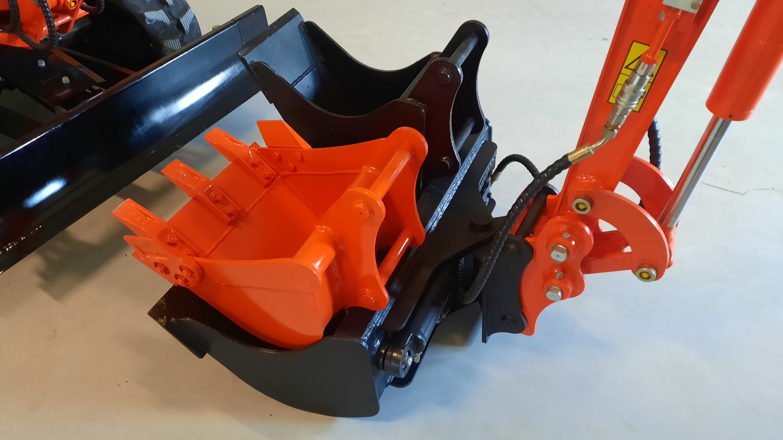 Mini pelle NANTE NT18D (2025) avec 3 godets et remorque – Image 4