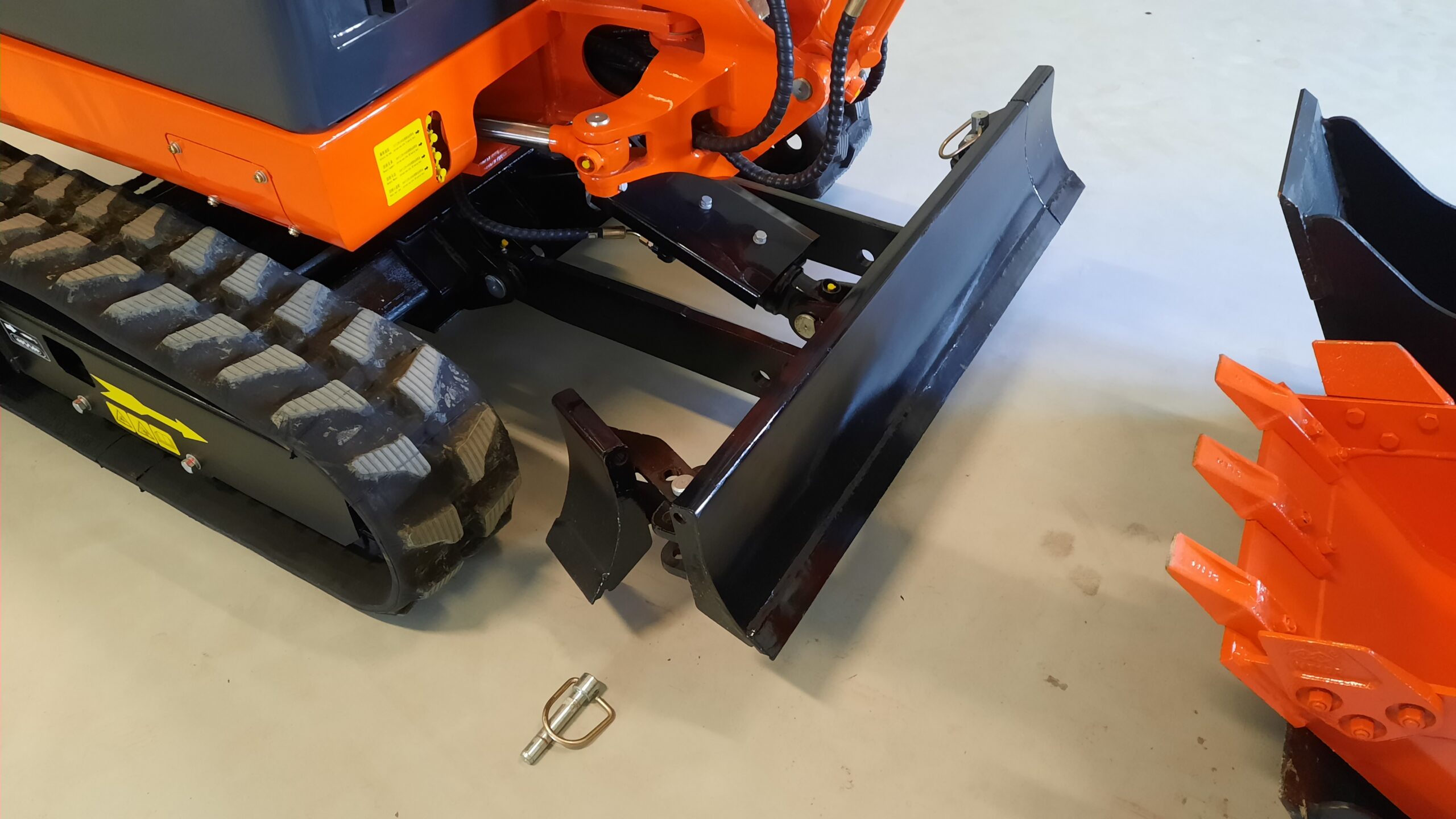 Mini pelle NANTE NT18D (2025) avec 3 godets et remorque – Image 5