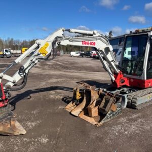 Mini pelles Takeuchi TB235 avec de nombreux outils
