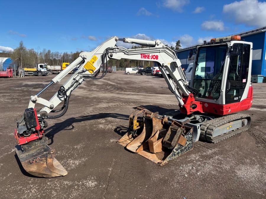Mini pelles Takeuchi TB235 avec de nombreux outils