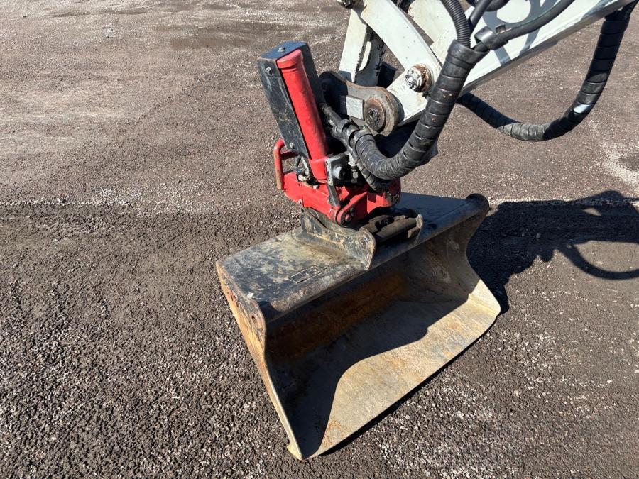 Mini pelles Takeuchi TB235 avec de nombreux outils – Image 45