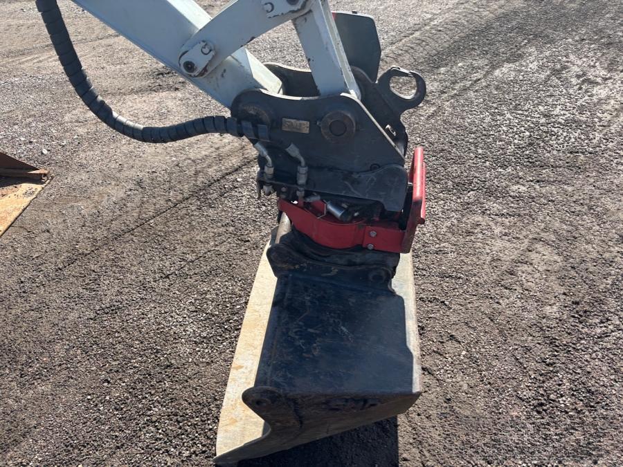 Mini pelles Takeuchi TB235 avec de nombreux outils – Image 40