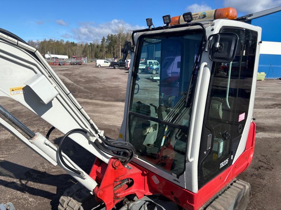 Mini pelles Takeuchi TB235 avec de nombreux outils – Image 39