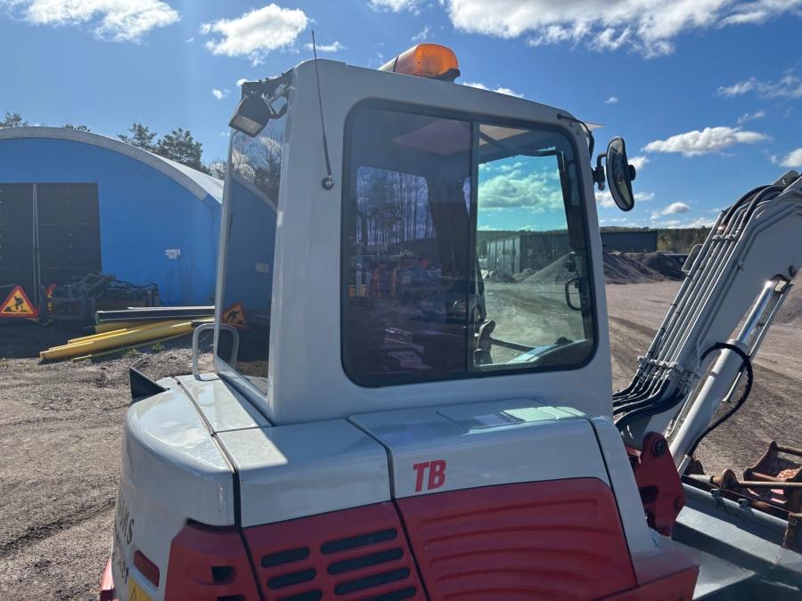 Mini pelles Takeuchi TB235 avec de nombreux outils – Image 29
