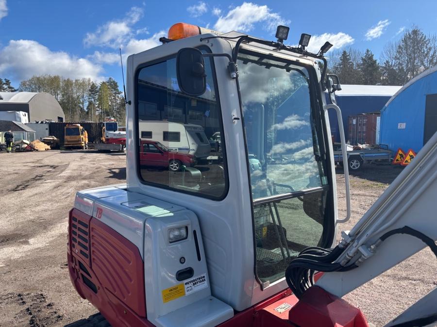 Mini pelles Takeuchi TB235 avec de nombreux outils – Image 28