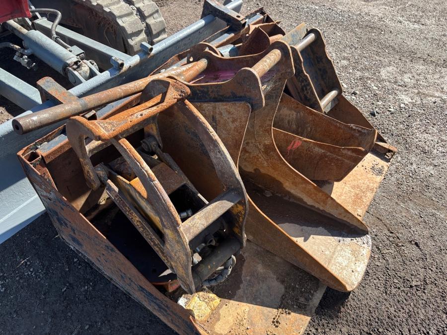 Mini pelles Takeuchi TB235 avec de nombreux outils – Image 18