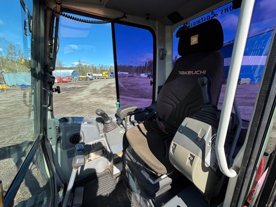 Mini pelles Takeuchi TB235 avec de nombreux outils – Image 17