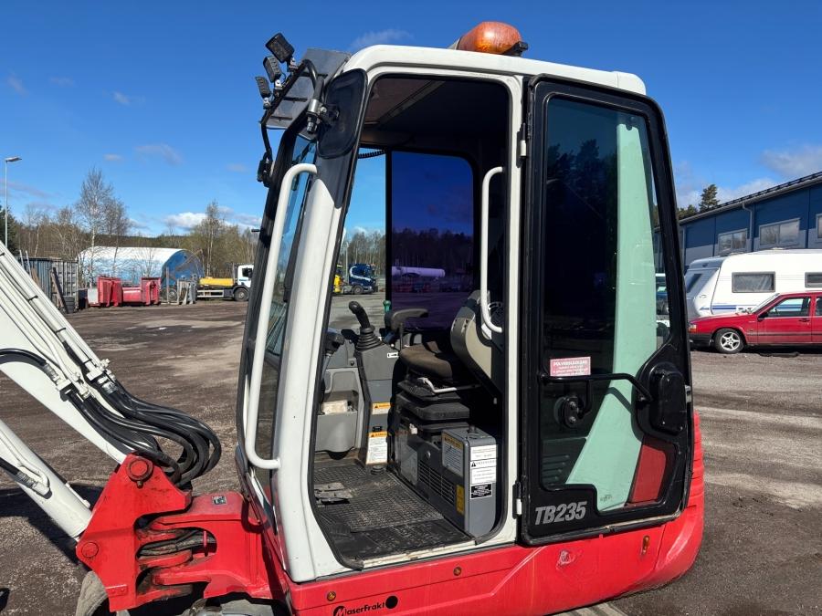 Mini pelles Takeuchi TB235 avec de nombreux outils – Image 16