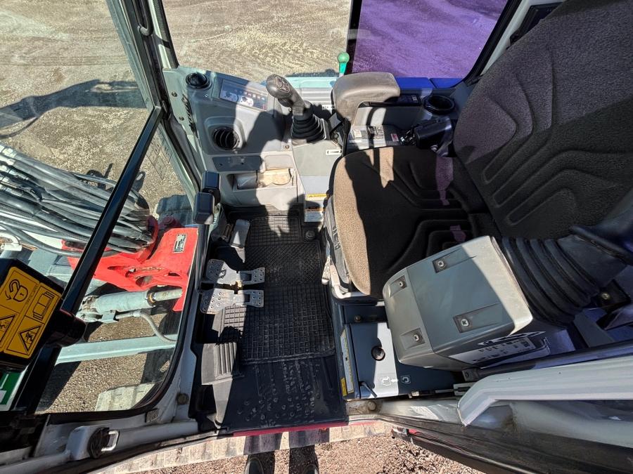 Mini pelles Takeuchi TB235 avec de nombreux outils – Image 14