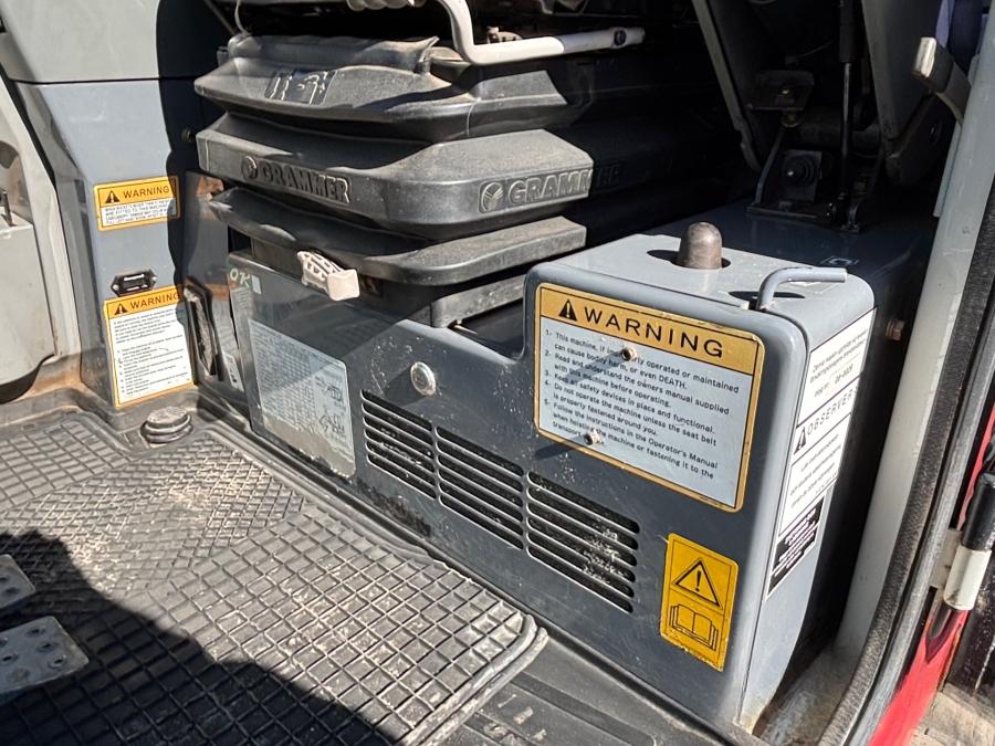 Mini pelles Takeuchi TB235 avec de nombreux outils – Image 13