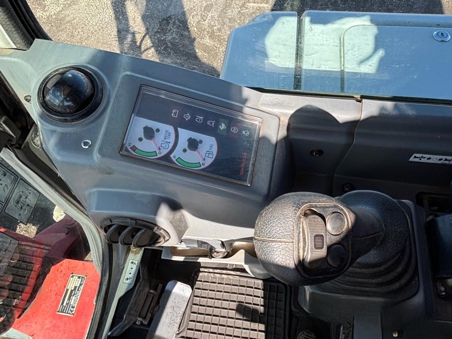 Mini pelles Takeuchi TB235 avec de nombreux outils – Image 8