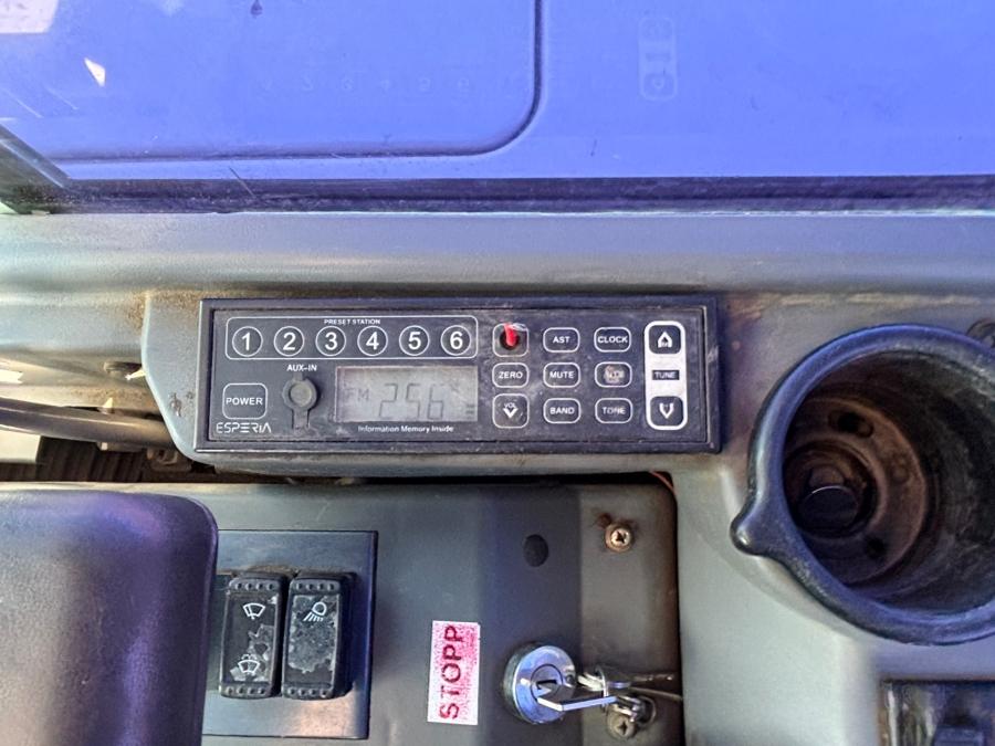 Mini pelles Takeuchi TB235 avec de nombreux outils – Image 5