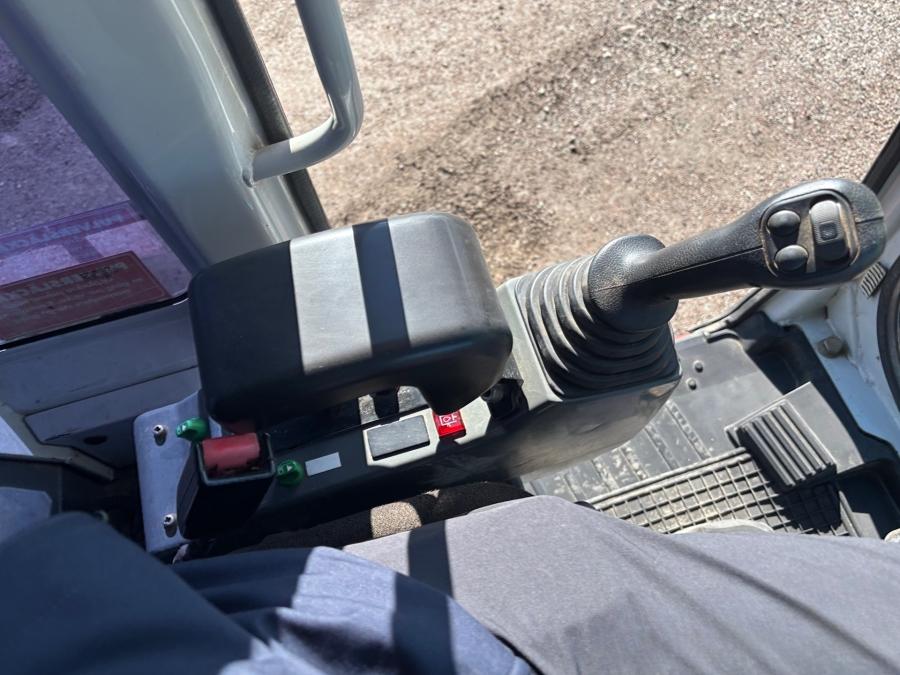 Mini pelles Takeuchi TB235 avec de nombreux outils – Image 4