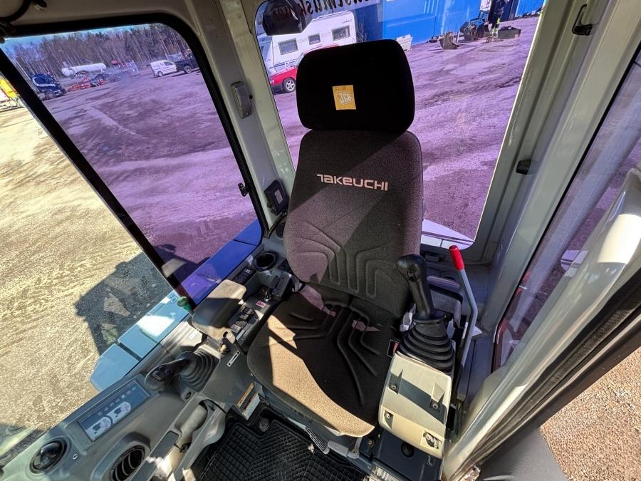 Mini pelles Takeuchi TB235 avec de nombreux outils – Image 2