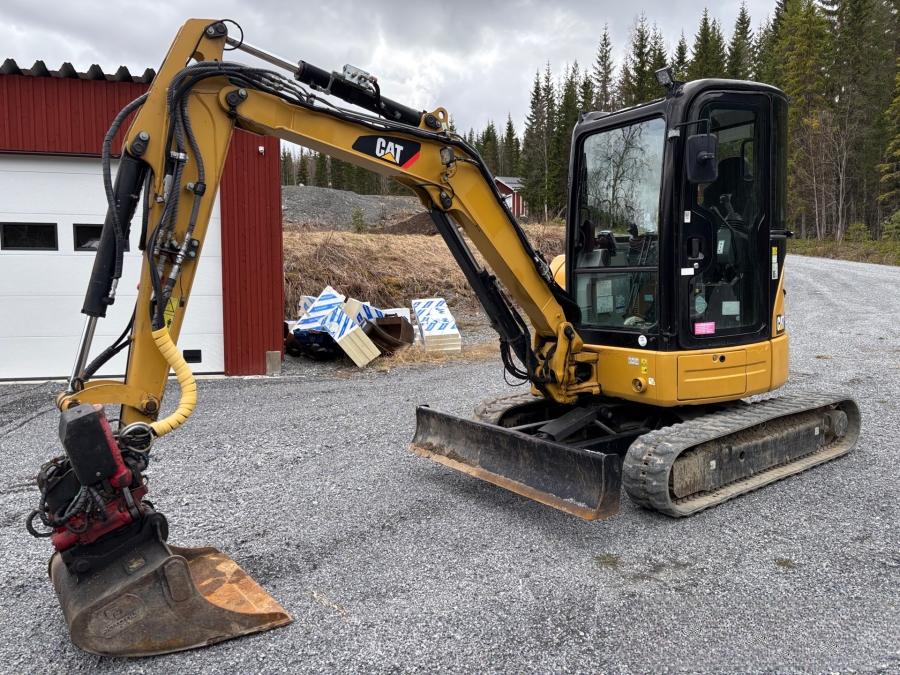 Mini pelle Caterpillar 303.5E CR et 4 remorques – Image 55