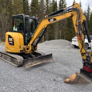 Mini pelle Caterpillar 303.5E CR et 4 remorques