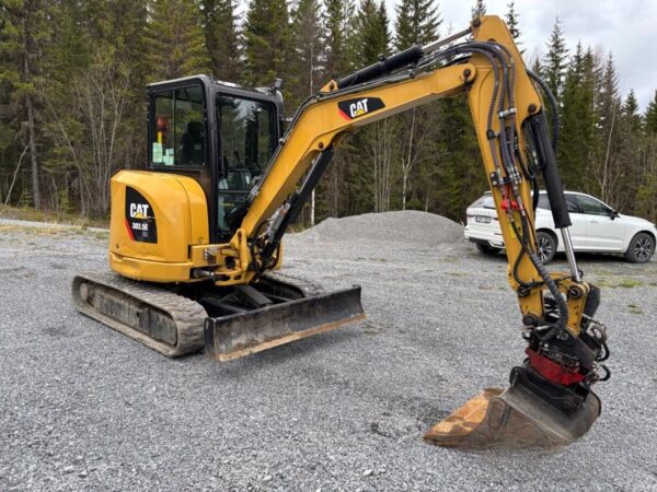 Mini pelle Caterpillar 303.5E CR et 4 remorques