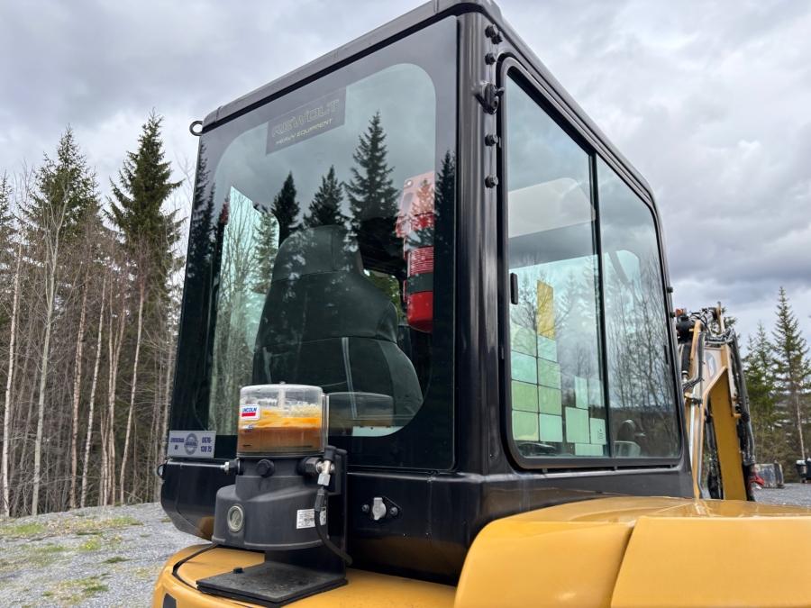 Mini pelle Caterpillar 303.5E CR et 4 remorques – Image 45