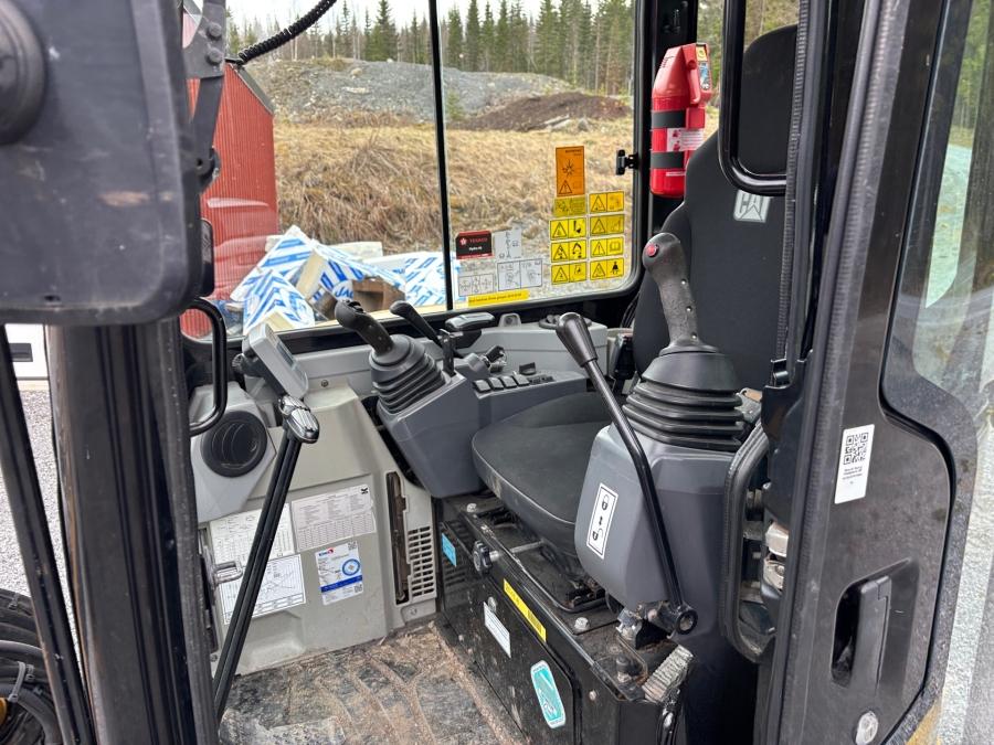 Mini pelle Caterpillar 303.5E CR et 4 remorques – Image 27