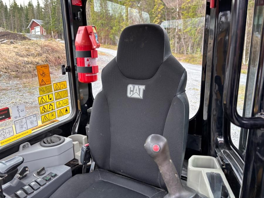 Mini pelle Caterpillar 303.5E CR et 4 remorques – Image 24