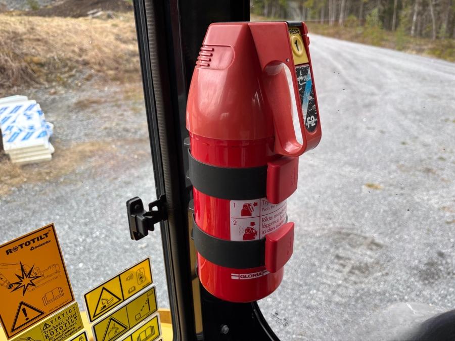 Mini pelle Caterpillar 303.5E CR et 4 remorques – Image 17