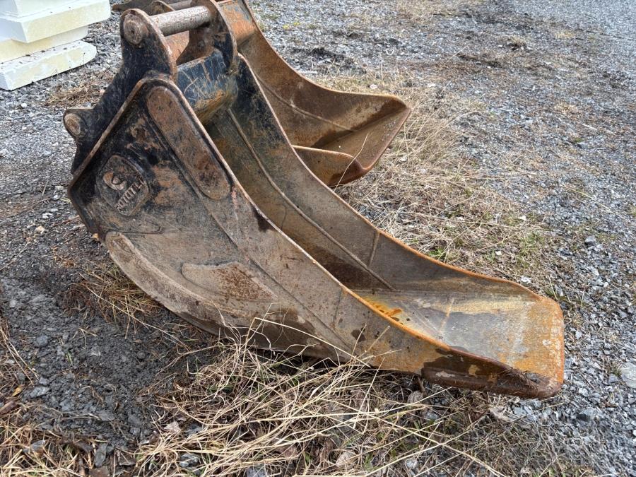 Mini pelle Caterpillar 303.5E CR et 4 remorques – Image 4