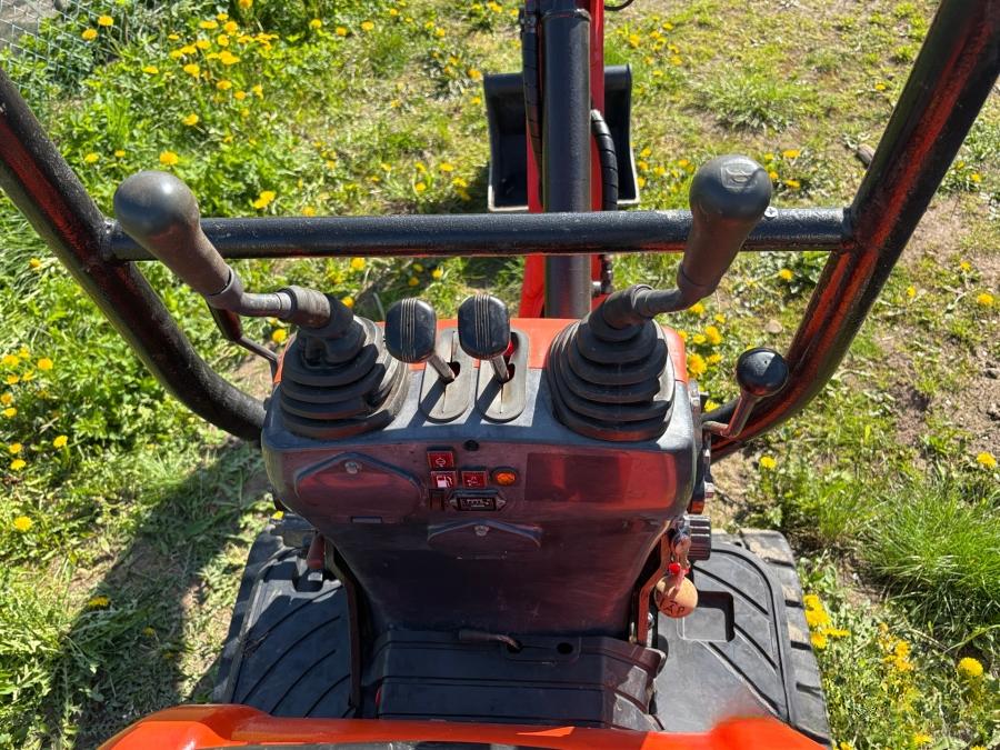 Kubota U10-3 avec remorque et 3 godets – Image 63